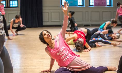 What to Wear for Dance Lessons: Delving into the Art of Dance Attire and Expression Beyond the Outfit